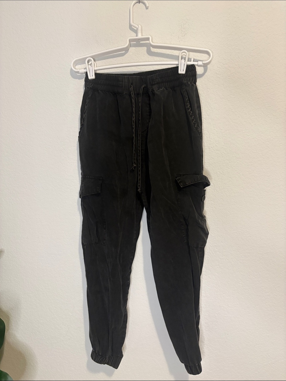 Dress Forum charcoal Black Cargo Jogger Pants small